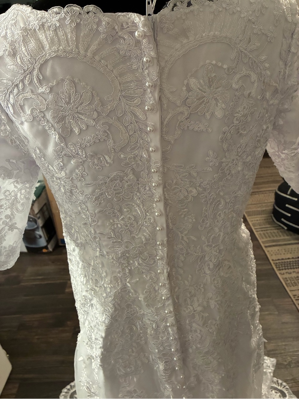 Elegant White Lace A-line Bridal Gown size M (6-8) Scalloped Neck 3/4 sleeves - Picture 10 of 16